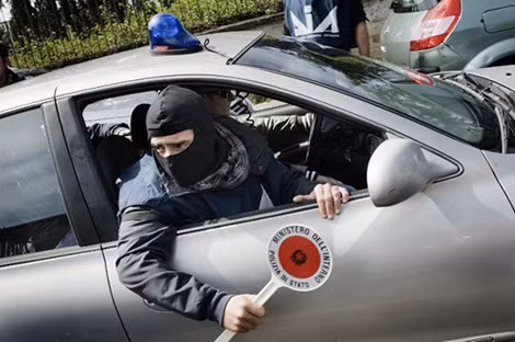 Cảnh sát Italia trong chiến dịch trấn áp các băng nhóm Camorra ở Naples.