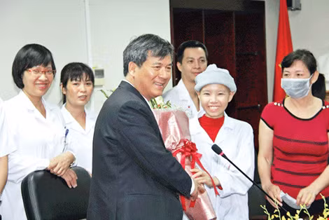 GS.TS Nguyễn Anh Trí chúc mừng bệnh nhân đầu tiên được cứu sống nhờ ghép tế bào gốc máu dây rốn cộng đồng tại Viện Huyết học - Truyền máu Trung ương.