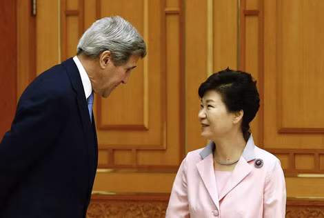 Ngoại trưởng Mỹ John Kerry (trái) trò chuyện với bà Park Geun-hye, ngày 18-5-2015.