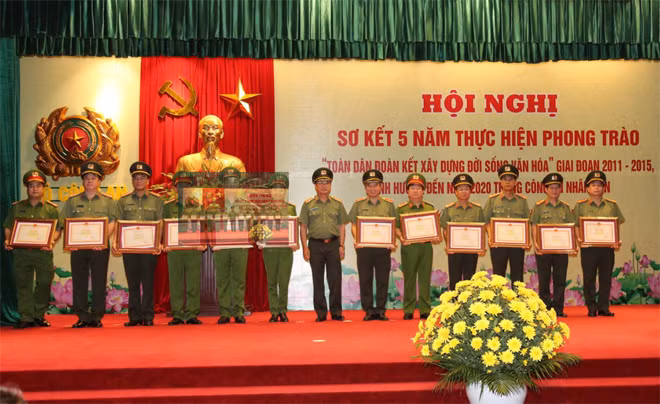 Thứ trưởng Nguyễn Văn Thành trao Bằng khen của Bộ Công an cho các đơn vị có thành tích xuất sắc.