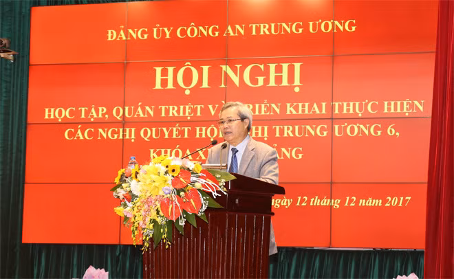 PGS.TS Ngô Văn Thạo giới thiệu nội dung các Nghị quyết Hội nghị Trung ương 6, khóa XI tại Hội nghị.