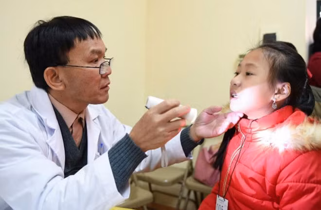 Ngoài khía cạnh nhân văn, bác sĩ Thái cũng thẳng thắn chia sẻ một góc nhìn khác về Operation Smile. Theo ông, có rất nhiều tổ chức từ thiện y tế hoạt động tại Việt Nam, nhưng Operation Smile lại có cách làm khác. Họ dạy tất cả thành viên cách tổ chức một đợt phẫu thuật, từ chăm sóc bệnh nhân trước - sau mổ, đến các kỹ thuật trong mổ. "Tham gia chương trình, ngoài công việc điều trị cho các cháu, kiến thức của đội ngũ y bác sĩ cũng được nâng cao rất nhiều". Ngoài khía cạnh nhân văn, bác sĩ Thái cũng thẳng thắn chia sẻ một góc nhìn khác về Operation Smile. Theo ông, có rất nhiều tổ chức từ thiện y tế hoạt động tại Việt Nam, nhưng Operation Smile lại có cách làm khác. Họ dạy tất cả thành viên cách tổ chức một đợt phẫu thuật, từ chăm sóc bệnh nhân trước - sau mổ, đến các kỹ thuật trong mổ. "Tham gia chương trình, ngoài công việc điều trị cho các cháu, kiến thức của đội ngũ y bác sĩ cũng được nâng cao rất nhiều".