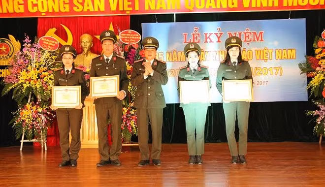 Thiếu tướng Đỗ Ngọc Cẩn trao danh hiệu Giảng viên giỏi cho 4 giảng viên của Học viện Chính trị CAND. Thiếu tướng Đỗ Ngọc Cẩn trao danh hiệu Giảng viên giỏi cho 4 giảng viên của Học viện Chính trị CAND.
