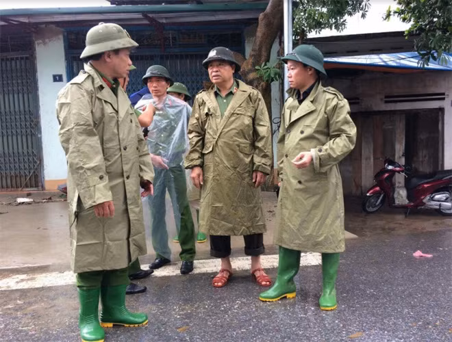 Thiếu tướng Đặng Trần Chiêu, Giám đốc Công an tỉnh Yên Bái đang chỉ đạo các lực lượng Công an, tổ chức công tác tìm kiếm, cứu nạn, cứu hộ, giúp dân tại các địa bàn bị thiệt hại do mưa lũ.