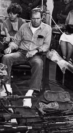 Eugene Hasenfus cùng tang vật được Sandinista đưa ra trình diện báo chí. Eugene Hasenfus cùng tang vật được Sandinista đưa ra trình diện báo chí.
