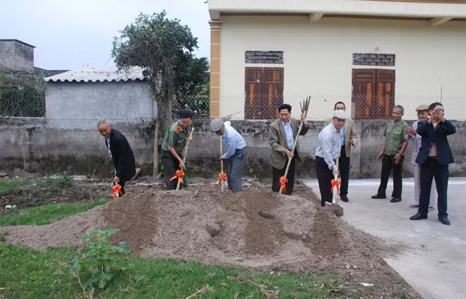 Thiếu tướng Phạm Văn Miên và đại diện lãnh đạo xã Xuân Châu khởi công xây dựng Nhà văn hoá xóm 4.
