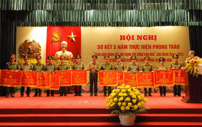 Thứ trưởng Nguyễn Văn Thành trao Cờ thi đua của Bộ Công an cho các đơn vị có thành tích xuất sắc.