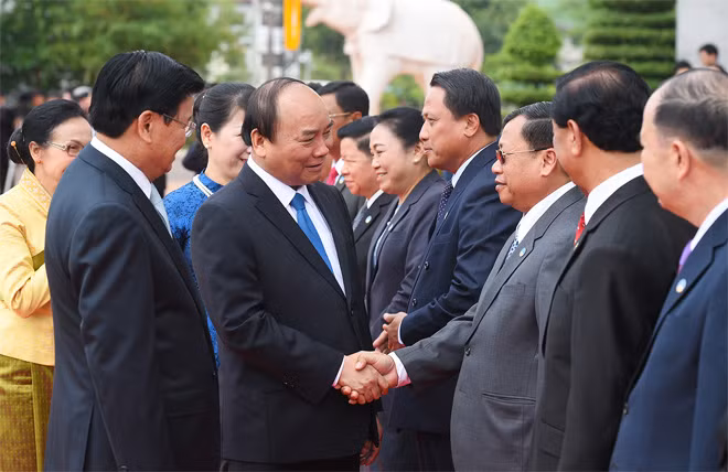 Thủ tướng Lào Thongloun Sisoulith giới thiệu với Thủ tướng Nguyễn Xuân Phúc lãnh đạo các bộ, ngành của Lào tham dự lễ đón. Ảnh: VGP/Quang Hiếu