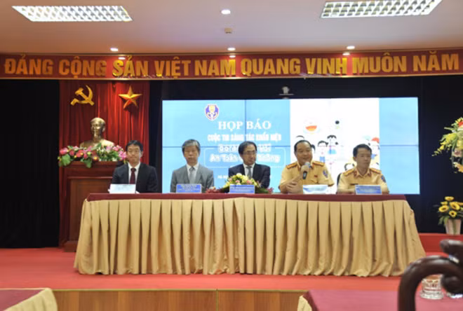 Đại diện Ban Tổ chức trả lời câu hỏi về cuộc thi.