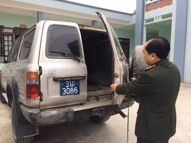 Đồng chí Lê Văn Thành, Hạt trưởng Hạt Kiểm lâm huyện Hàm Yên, tỉnh Tuyên Quang bên chiếc xe tang vật.