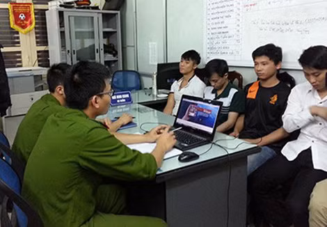 Cảnh sát công nghệ cao đấu tranh với tội phạm sử dụng công nghệ cao trộm cắp thông tin thẻ, chiếm đoạt tài sản.