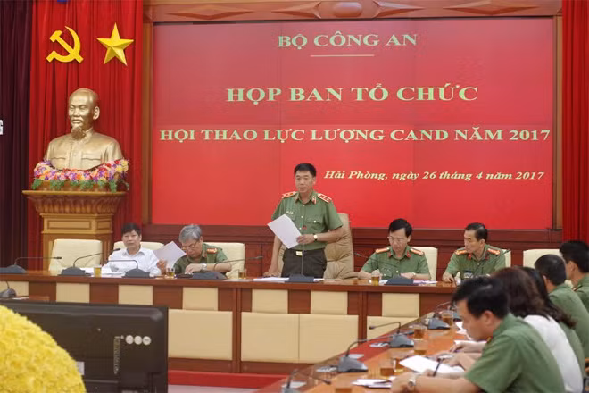 Trung tướng Lê Văn Đệ chỉ đạo hội nghị. Trung tướng Lê Văn Đệ chỉ đạo hội nghị.