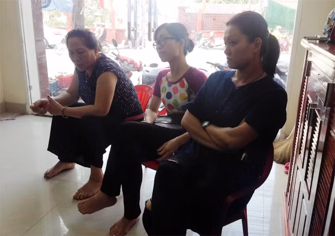 Chị Nguyễn Thị Ngọc Khanh (ngồi giữa) trao đổi với PV.