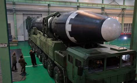 Những hình ảnh về tên lửa Hwasong-15 mới được phóng thành công hôm 29-11. (Ảnh: Reuters) Những hình ảnh về tên lửa Hwasong-15 mới được phóng thành công hôm 29-11. (Ảnh: Reuters)