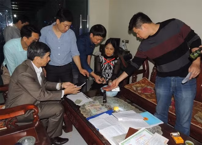 Đại tá Trần Ngọc Hợi – Phó Giám đốc, Thủ trưởng Cơ quan Cảnh sát điều tra Công an tỉnh Hà Nam chỉ đạo lực lượng Cảnh sát hình sự, Công an tỉnh khám xét, thu giữ các vật chứng của vụ án.