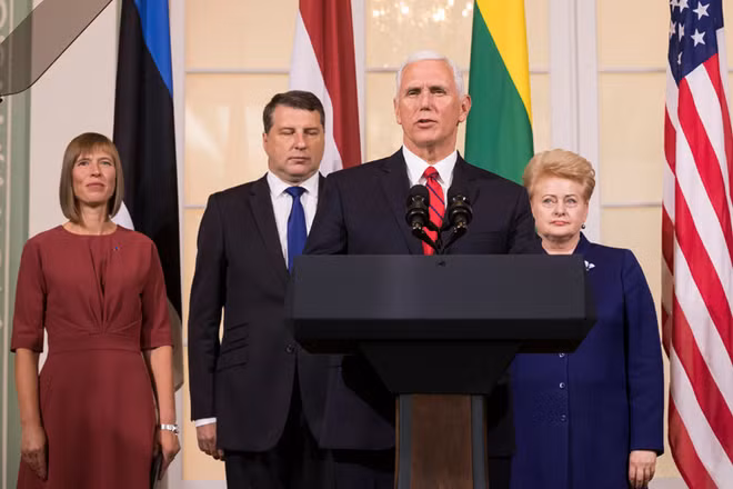 Phó Tổng thống Mỹ Mike Pence phát biểu trước báo giới tại thủ đô Tallinn (Estonia), các nhà lãnh đạo Estonia, Latvia và Lithuania đứng đằng sau. Ảnh: AP.
