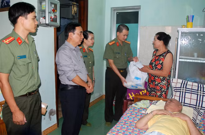 Thượng tá Trần Duy Hiển, Trưởng ban Pháp luật – Bạn đọc và ông Nguyễn Sơn Hà, Phó Tổng giám đốc Công ty Phượng Hoàng cùng đại diện Công an tỉnh Quảng Trị thăm hỏi, tặng quà đình đồng chí Nguyễn Văn Hùng.