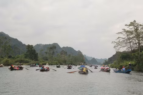 Du khách thư nhàn trảy hội chùa Hương sau ngày khai hội.