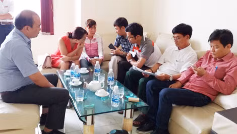 Một số khách hàng mua phải đất dự án được bán theo kiểu “treo đầu dê bán thịt chó” của một công ty bất động sản kéo tới trụ sở để khiếu nại.