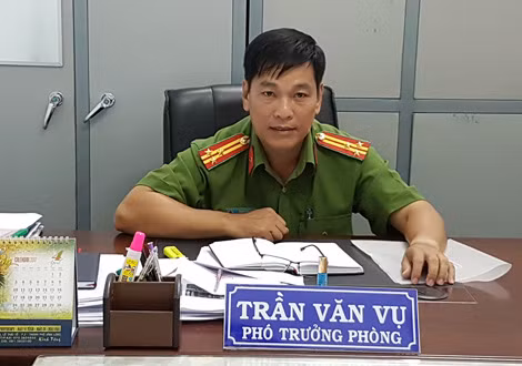 Thượng tá Trần Văn Vụ - Phó trưởng phòng Cảnh sát Hình sự Công an tỉnh Vĩnh Long. Thượng tá Trần Văn Vụ - Phó trưởng phòng Cảnh sát Hình sự Công an tỉnh Vĩnh Long.