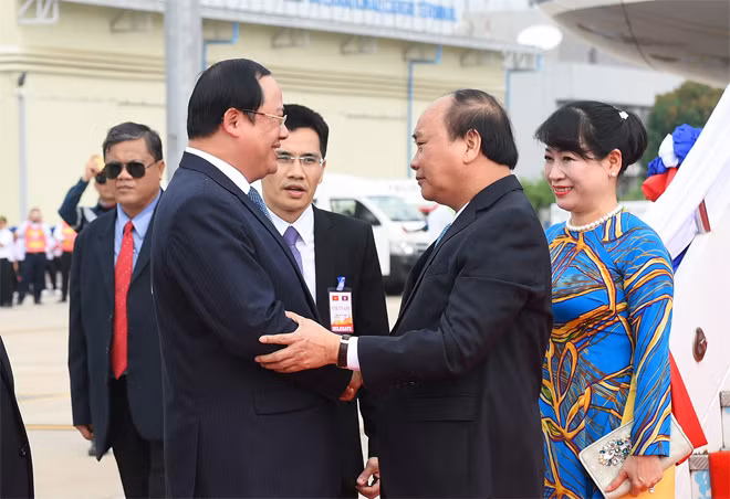 Đón Thủ tướng Nguyễn Xuân Phúc, Phu nhân và Đoàn cấp cao Việt Nam tại sân bay quốc tế Wattay, về phía Lào có Ủy viên Bộ Chính trị, Phó Thủ tướng Sonexay Siphandone; Bộ trưởng Chủ nhiệm Văn phòng Thủ tướng Phet Phomphiphak và Phu nhân; lãnh đạo Bộ Ngoại giao Lào; lãnh đạo thành phố Vientiane; Đại sứ Lào tại Việt Nam Thongsavanh Phomvihane. Ảnh: VGP/Quang Hiếu