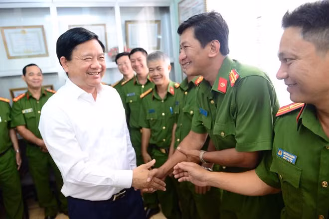 Trước tình trạng tội phạm diễn biến phức tạp, khi thăm PCC45 Công an TP HCM, ông Đinh La Thăng yêu cầu: “Đánh mạnh, đánh trúng, đánh liên tục vào tội phạm”. Bí thư Thành ủy cho rằng việc kéo giảm tội phạm trong năm qua được người dân TP cảm nhận rất rõ qua cuộc sống mỗi ngày bình yên hơn. Tuy nhiên, tỉ lệ tội phạm vẫn còn cao và đòi hỏi của nhân dân là phải kéo giảm nhiều hơn nữa.