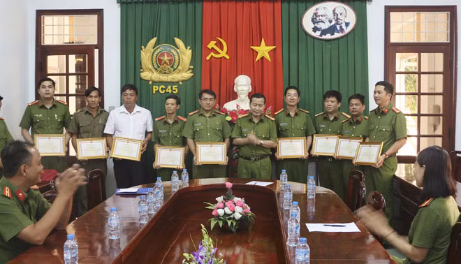Đại tá Pham Văn Ngân, trao giấy khen cho các tập thể, cá nhân có thành tích phá án.