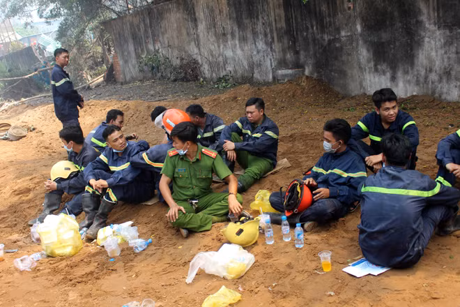 Phút nghỉ ngơi ít ỏi, lấy lại sức khỏe để tiếp tục lao vào cuộc chiến với lửa. Phút nghỉ ngơi ít ỏi, lấy lại sức khỏe để tiếp tục lao vào cuộc chiến với lửa.