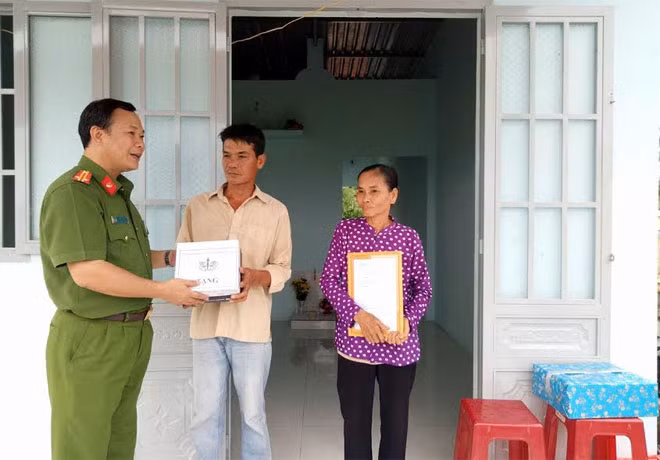 Trường TCCSND VI trao quà cho gia đình.