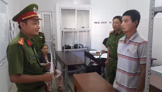 Cơ quan CSĐT Công an tỉnh Hậu Giang, đọc lệnh khởi tố, bắt tạm giam đối tượng Thiện.