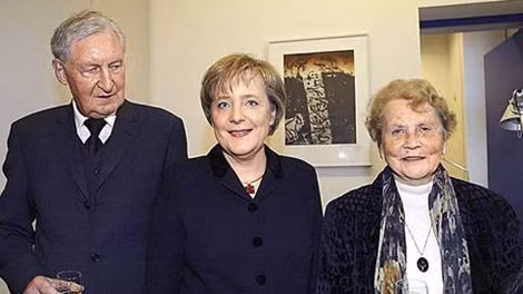 Bà Angela Merkel cùng cha mẹ khi mới lên làm Thủ tướng Đức.