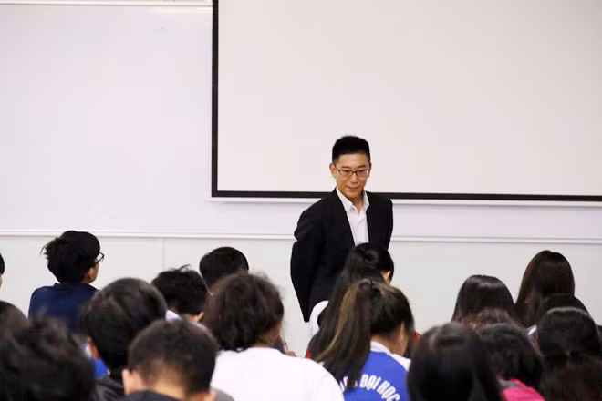 Chế độ đãi ngộ và thu nhập của ngành sư phạm hiện nay vẫn thấp hơn so với nhiều ngành nghề khác. Chế độ đãi ngộ và thu nhập của ngành sư phạm hiện nay vẫn thấp hơn so với nhiều ngành nghề khác.