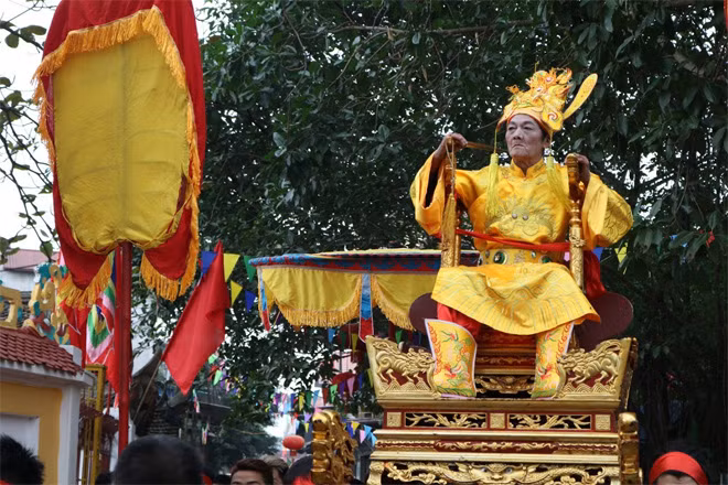 Người được đóng vai vua An Dương Vương năm nay là cụ Nguyễn Văn Quý, 71 tuổi. Đây là một trong số ít bậc cao niên trong làng được tuyển chọn kỹ lưỡng, tuổi ngoài 70, gia đình văn hóa, con cháu đề hề, đầy đủ nội ngoại.