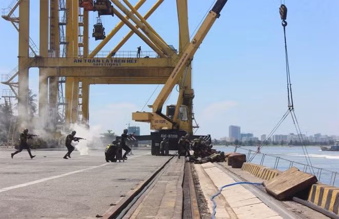 Lực lượng đặc nhiệm của công an Đà Nẵng triển khai lực lượng sẵn sàng đánh bắt các đối tượng khủng bố.