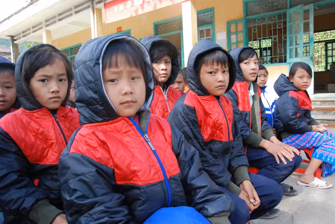 Các em học sinh Trường PTDTBT Tiểu học Bum Tở vui mừng khi nhận quà của đoàn công tác.