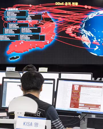 Nhân viên của Cục An ninh và Internet Hàn Quốc giám sát hoạt động của mã độc WannaCry.