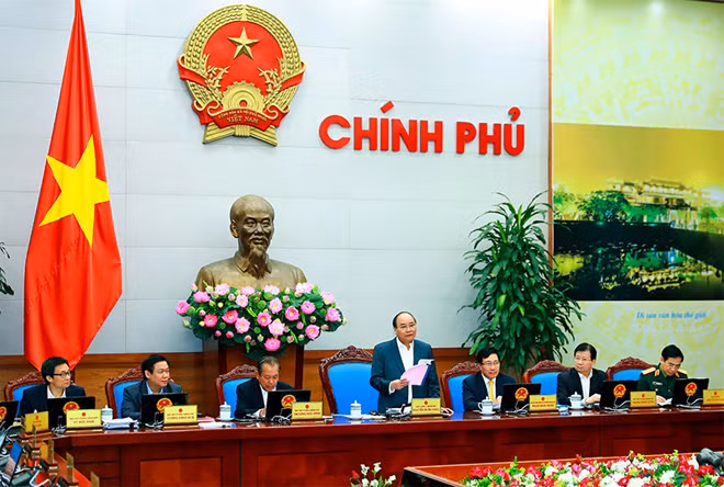 Thủ tướng cho rằng trong 2 tháng đầu năm nhận được nhiều tin vui như TPHCM quyết liệt ra quân tháo dỡ, trả lại vỉa hè cho người đi bộ, Hà Nội có kế hoạch thu hồi, tiêu hủy 2,5 triệu xe gắn máy cũ nát và dẹp bỏ lấn chiếm vỉa hè ở một số khu vực nội đô… Ảnh: VGP.