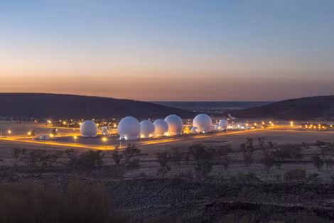 Căn cứ tình báo Pine Gap nhìn từ xa. Căn cứ tình báo Pine Gap nhìn từ xa.