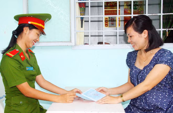 Công an TP Vị Thanh (Hậu Giang) đến tận nhà trả kết quả làm hộ khẩu.