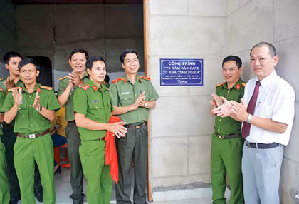 Đồng chí Thiếu tướng Phạm Văn Miên, Tổng Biên tập Báo CAND, đại diện cho đoàn công tác XHTT của Báo trao tặng Nhà tình nghĩa tại Gia Lai. Đồng chí Thiếu tướng Phạm Văn Miên, Tổng Biên tập Báo CAND, đại diện cho đoàn công tác XHTT của Báo trao tặng Nhà tình nghĩa tại Gia Lai.