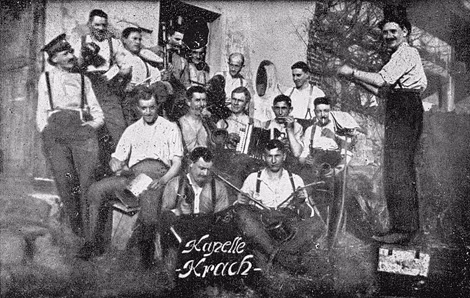 Hitler (trái, hàng thứ nhất trong một ban nhạc) - chưa bao giờ trực tiếp đương đầu với khói lửa trong Thế chiến I như ông ta từng tâng bốc.