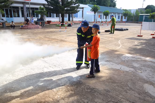 Trải nghiệm sử dụng bình chữa cháy dập tắt đám cháy.