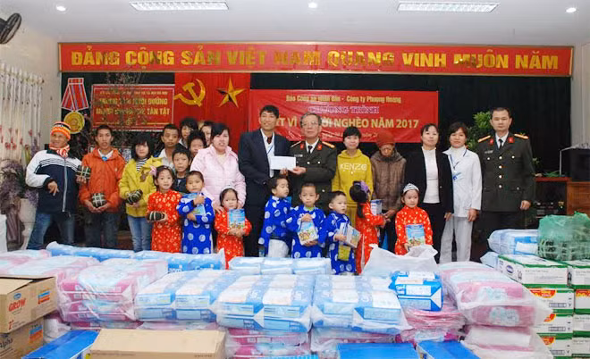 Đại tá Đặng Văn Lân trao quà Tết cho trẻ em. Đại tá Đặng Văn Lân trao quà Tết cho trẻ em.