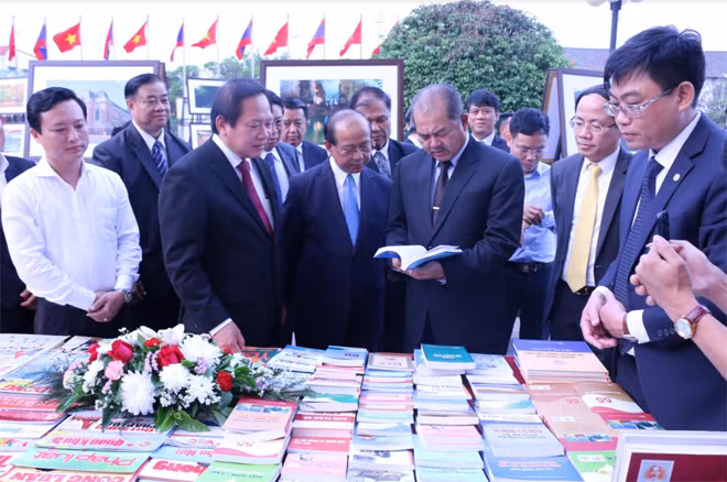 Các đại biểu thăm quan triển lãm.