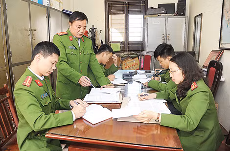 Cán bộ Phòng 5 Cục C45 đang bàn phương án đấu tranh với tội phạm.