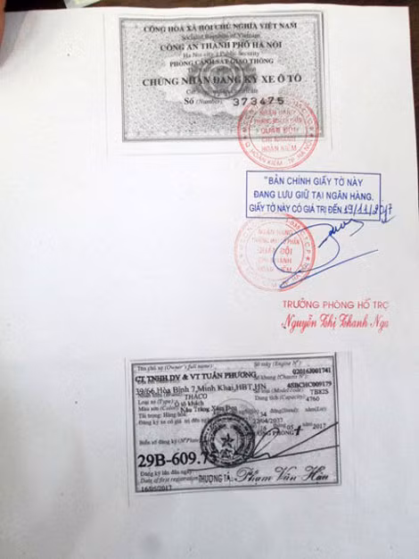 Một bản đăng ký xe phô tô có xác nhận của ngân hàng.