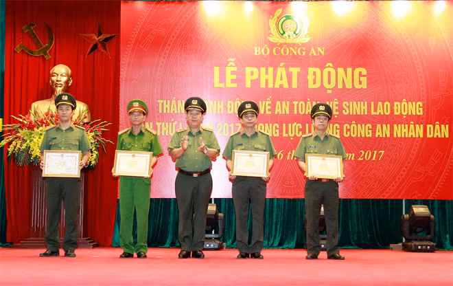 Thứ trưởng Bùi Văn Thành trao Bằng khen của Bộ Công an tặng các tập thể, cá nhân có thành tích xuất sắc. Thứ trưởng Bùi Văn Thành trao Bằng khen của Bộ Công an tặng các tập thể, cá nhân có thành tích xuất sắc.