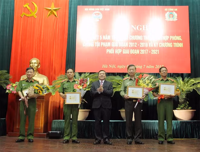 Đồng chí Lại Xuân Môn trao Kỷ niệm chương Vì giai cấp Nông dân Việt Nam tặng các đồng chí trong Bộ Công an. Đồng chí Lại Xuân Môn trao Kỷ niệm chương Vì giai cấp Nông dân Việt Nam tặng các đồng chí trong Bộ Công an.