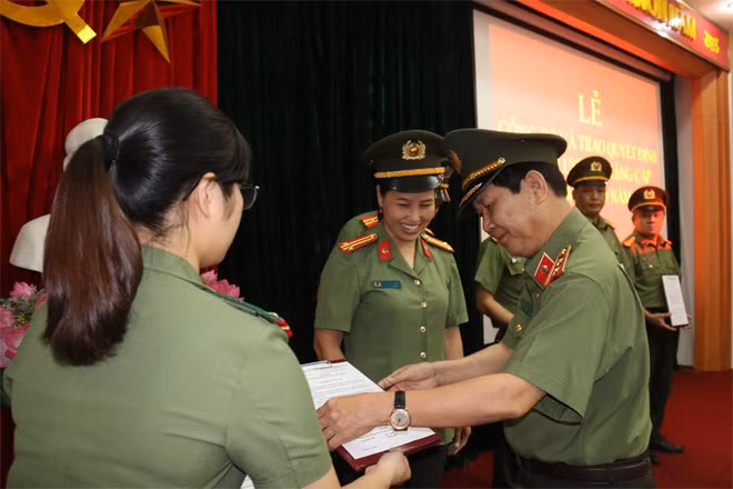 Thứ trưởng Nguyễn Văn Sơn trao quyết định thăng hàm, nâng lương cho CBCS Cục XDPT toàn dân bảo vệ ANTQ.