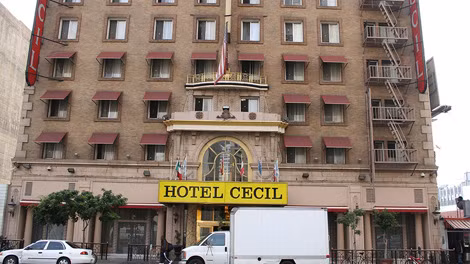Khách sạn chết chóc Cecil Hotel.